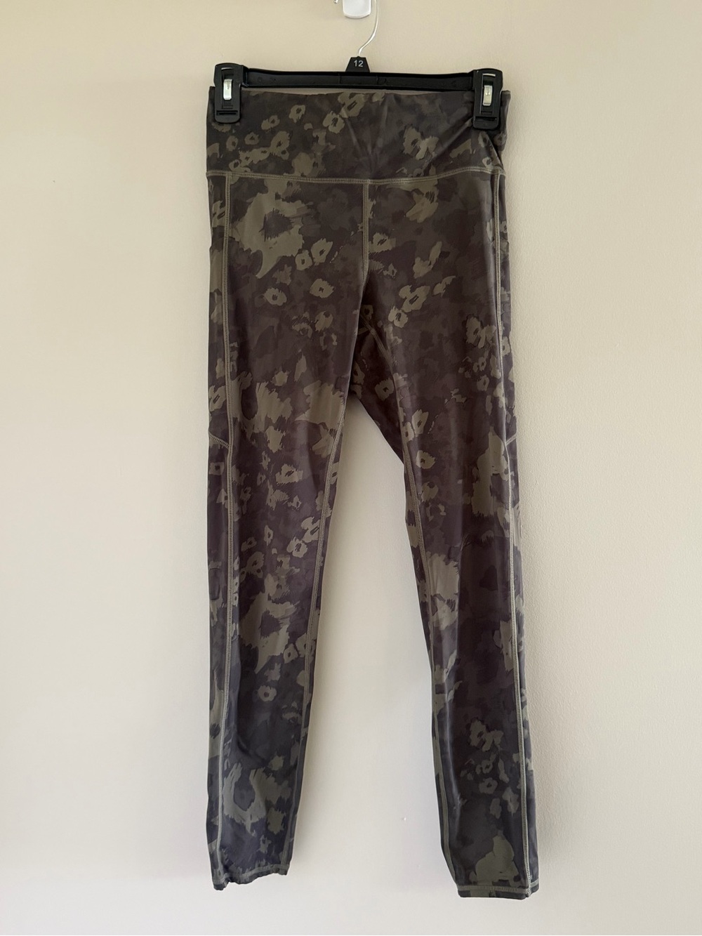 Vuori Stride Leggings Small Green Camo High Rise 7/8 Running Yoga Side Pocket - Picture 2 of 14